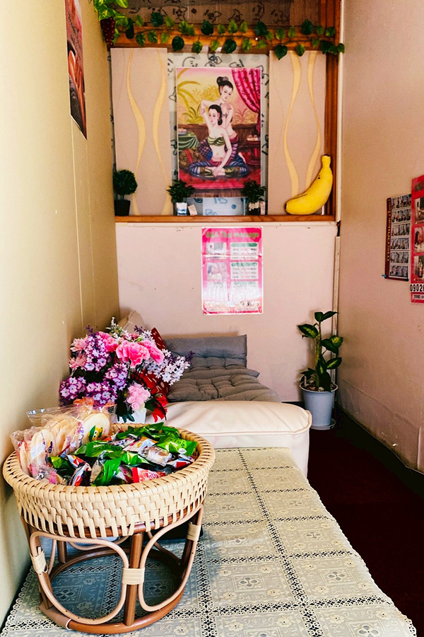 坂東タイマッサージ エーアンドエー　待合室のソファ