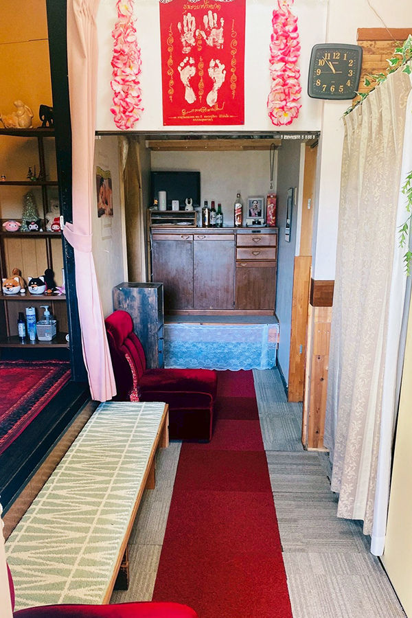 坂東タイマッサージ エーアンドエー 店内　マッサージルームとキッチン