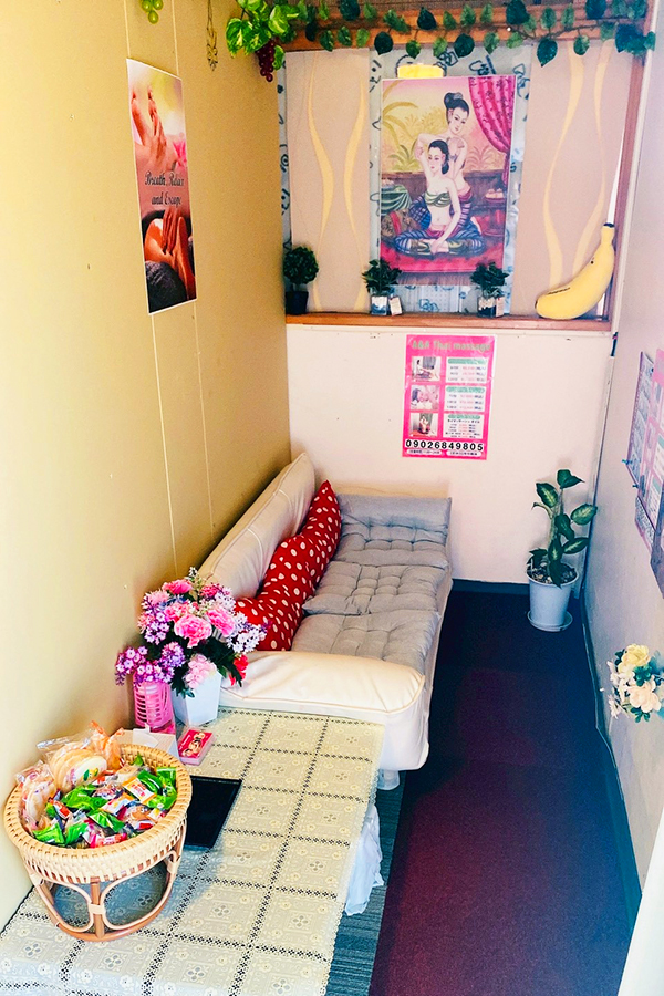 坂東タイマッサージ エーアンドエー　店内　待合室のソファ