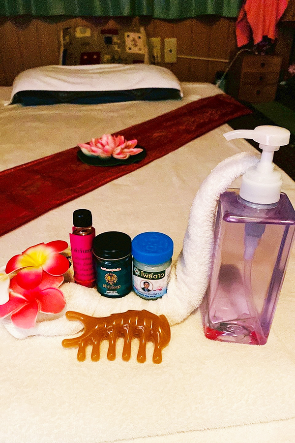 坂東タイマッサージ エーアンドエー　マッサージベッド　マッサージオイル、バーム、施術用の小物