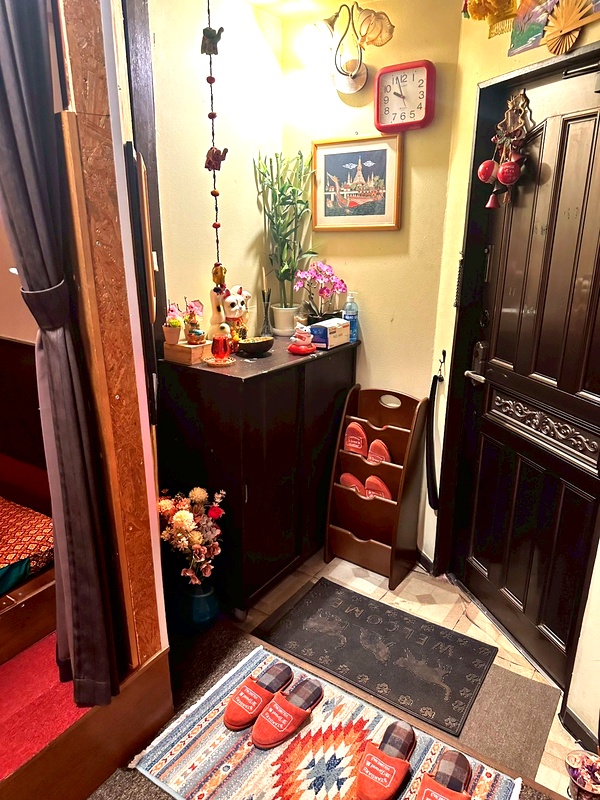 坂東タイマッサージ ブアトーン 店舗入り口ドア