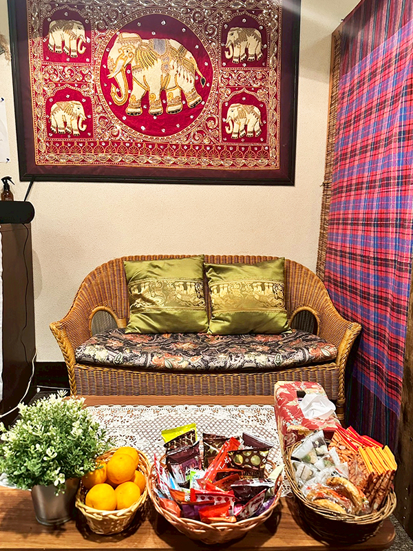 坂東タイマッサージ ブアトーン　ソファとお菓子