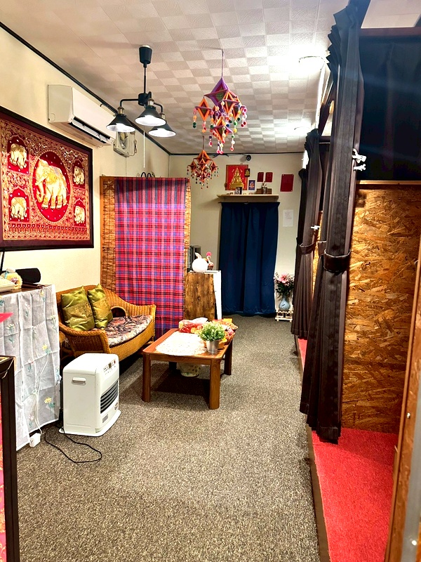 坂東タイマッサージ ブアトーン　入り口からマッサージルームを見渡す