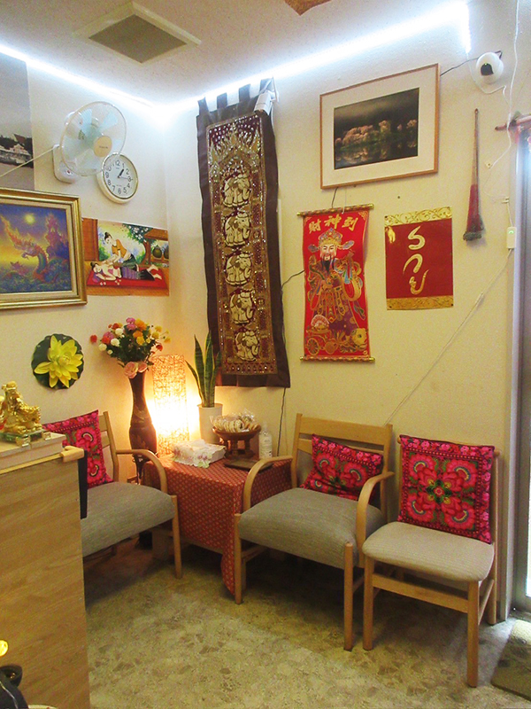 佐倉タイマッサージ ブアトーン2 入り口ロビーの待合室ソファ