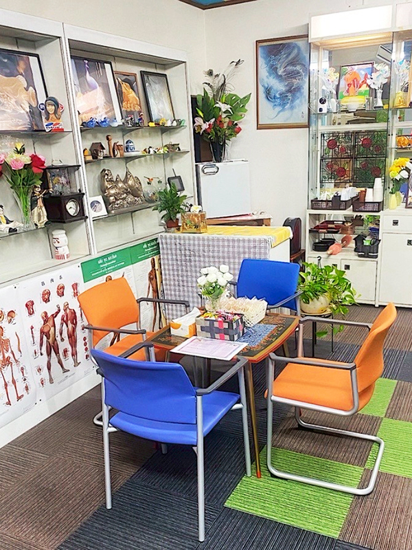 古河タイマッサージ チャンパ 店内ロビー　テーブルと椅子