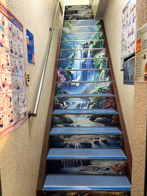 大島駅タイマッサージチェンラーイ　店舗入り口階段