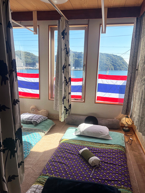 那智勝浦タイマッサージ ドゥアンディ 施術室 タイ国旗と海の眺め