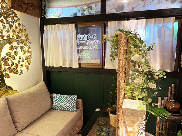 関内タイマッサージ エリハウス2 店内入り口エントランスソファ