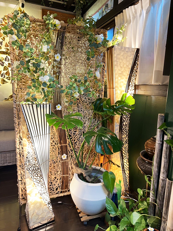 関内タイマッサージ エリハウス2 店内入り口の観葉植物、タイ風インテリア