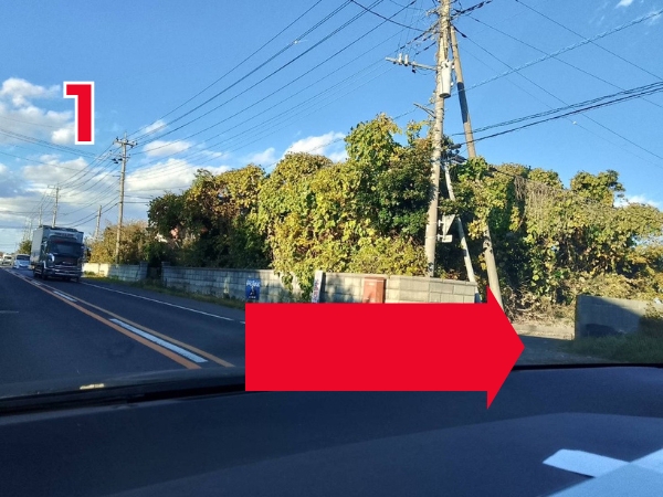 鉾田タイマッサージ ハナ　アクセス１：倉庫正面のブロック塀の脇道を右に入ります。