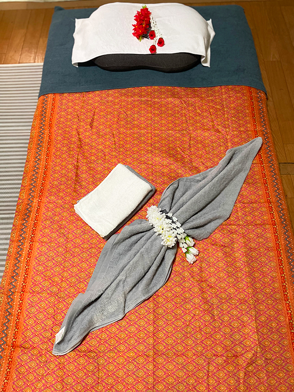 鉾田タイマッサージ ハナ　タイマッサージルーム　タイマッサージマット写真　飾り付け