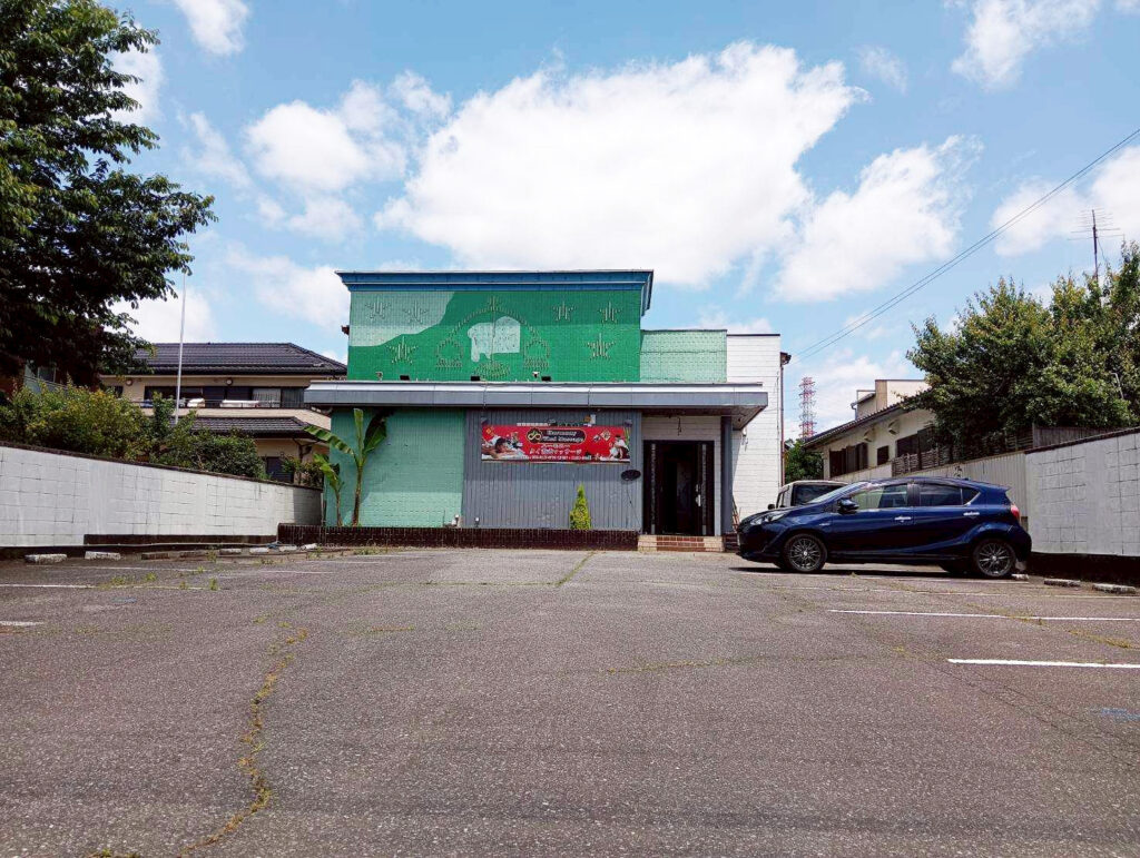 下妻タイマッサージ ハーモニー 店舗外観（遠方から）　広い駐車場と店舗