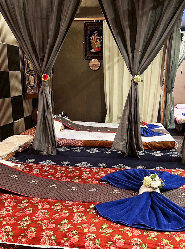 茨城県石岡市 タイ古式リラクゼーション イシオカ 店内マッサージベッド。カーテンを開けて施術もできます。