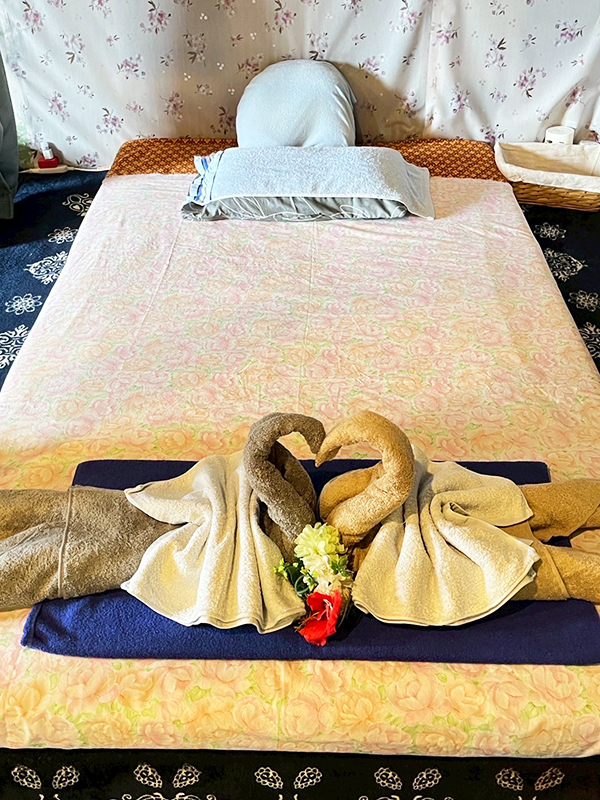 茨城県石岡市 タイ古式リラクゼーション イシオカ 店内マッサージベッドの飾り付け