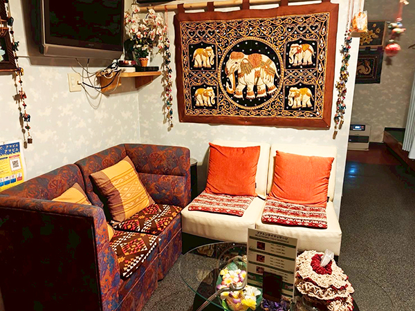 茨城県常総市タイマッサージ ジャイディー 　入り口エントランスのソファ