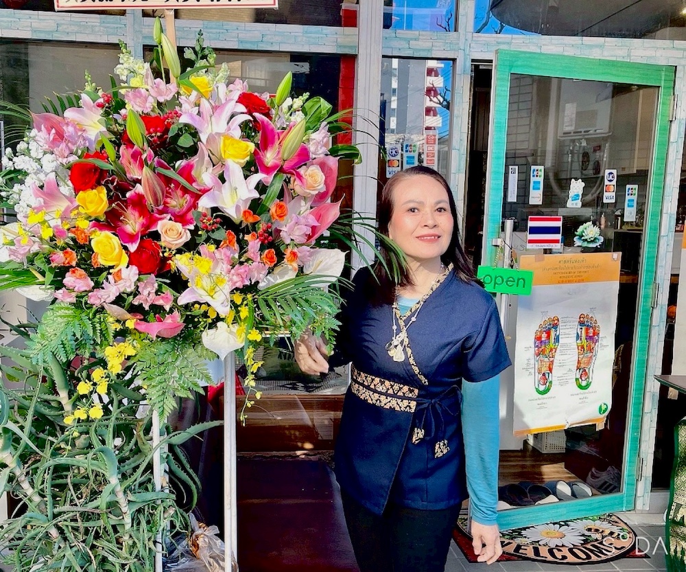 川崎タイマッサージ ジュティポーン 店舗入り口とオーナー