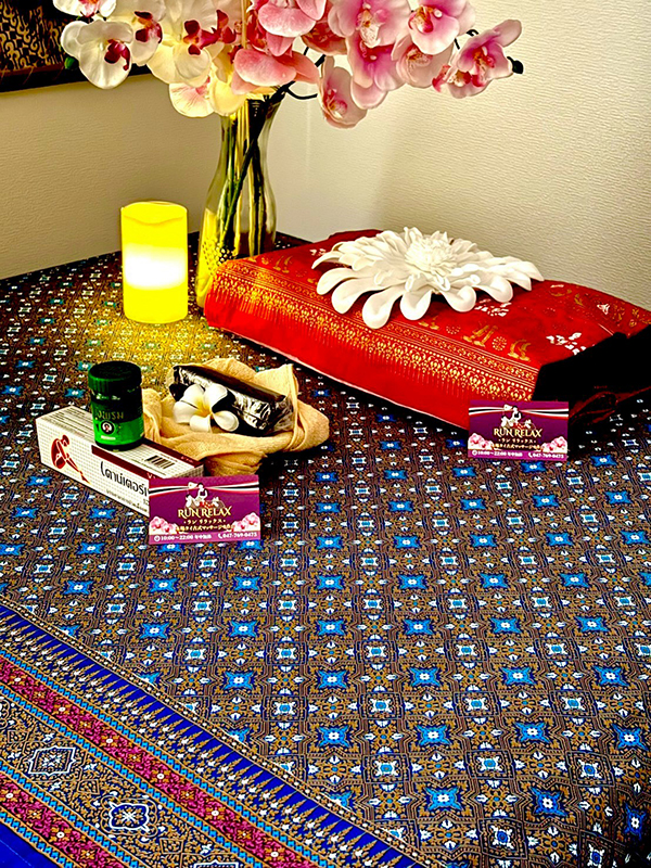 船橋タイマッサージ ランリラックス　店内の照明とお花