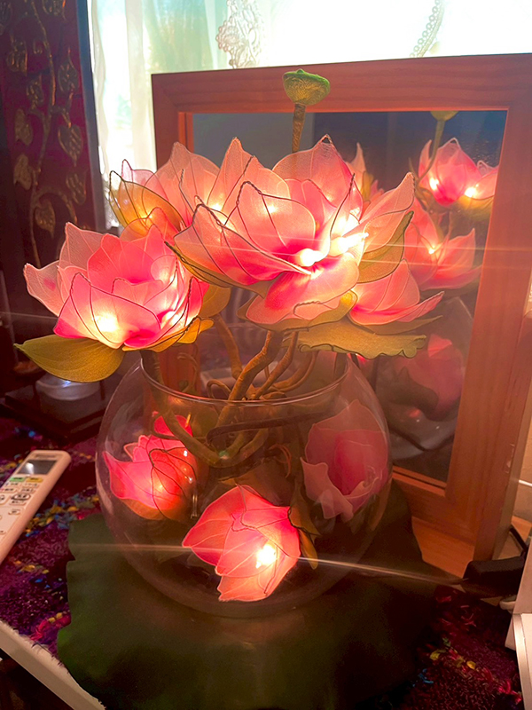 関内タイマッサージ サワディー　店内のタイ風のインテリア　蓮の花の照明