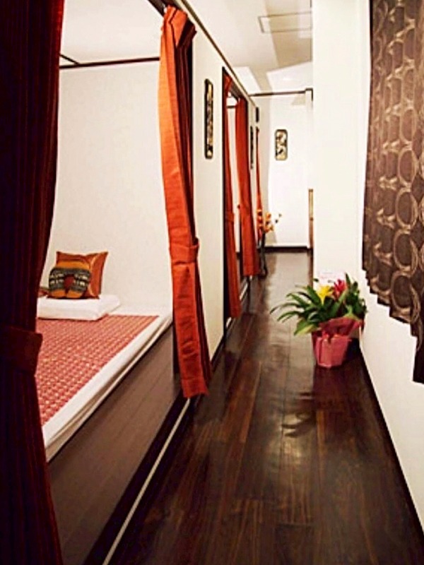 横浜タイマッサージ ソムジャイ　店内マッサージ室と廊下