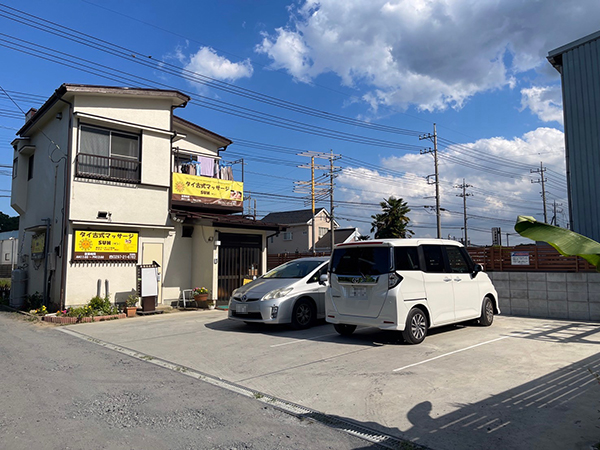 茨城県坂東市タイマッサージ サン 建物全景と駐車場