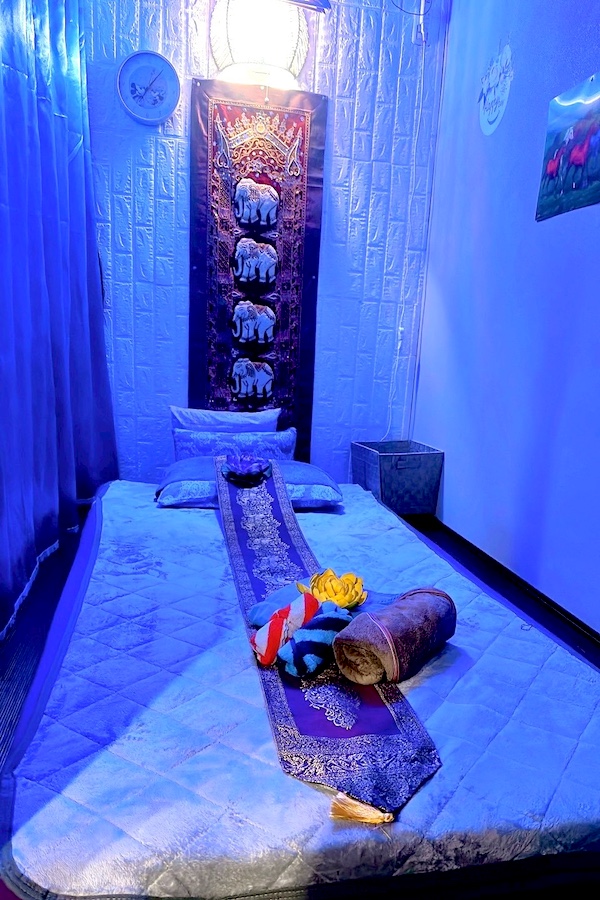 小岩タイマッサージ ワディ タイマッサージルーム　青い照明とマッサージマット