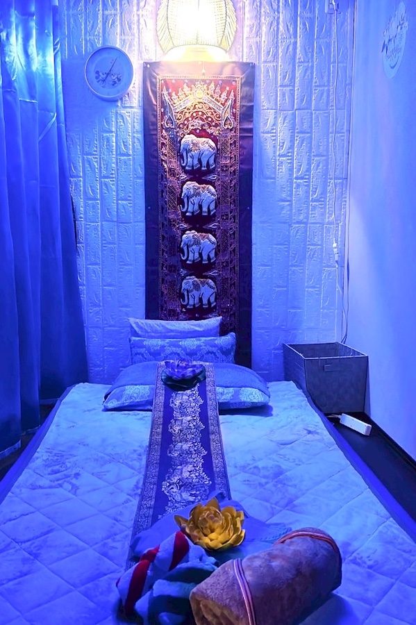 小岩タイマッサージ ワディ タイマッサージルーム　青い照明とマッサージマット