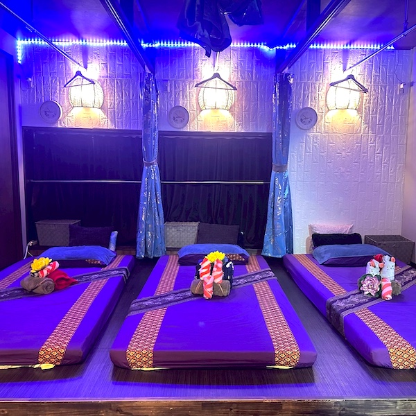 ディ タイマッサージルーム　青い照明とマッサージマット３つ　カーテンを開けてグループでも施術できます。