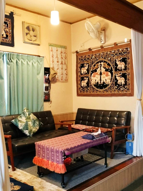 茨城タイマッサージ YOU（ユー） 店内リラックスエリア ソファ